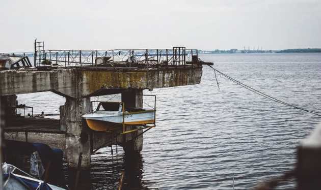 Picture of ship in port